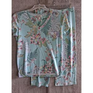 Miss Elaine Medium Pajama Set Short Sleeve Vneck Top Capri Pants Floral Comfort
